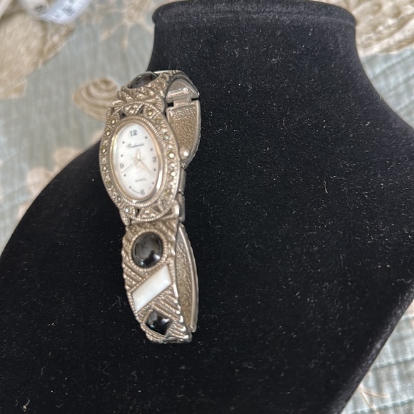 Ladies watch mother of pearl face quartz new battery marquisette with black onyx - Picture 3 of 11